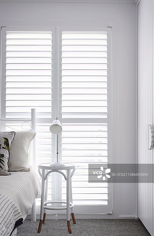 卧室白色门前带台灯的床头柜图片素材