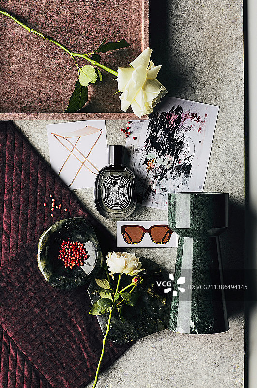 深绿色、灰色和褐色的情绪板图片素材