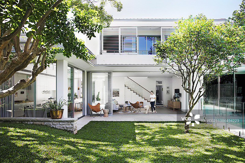 从花园望向带玻璃幕墙的豪华住宅图片素材