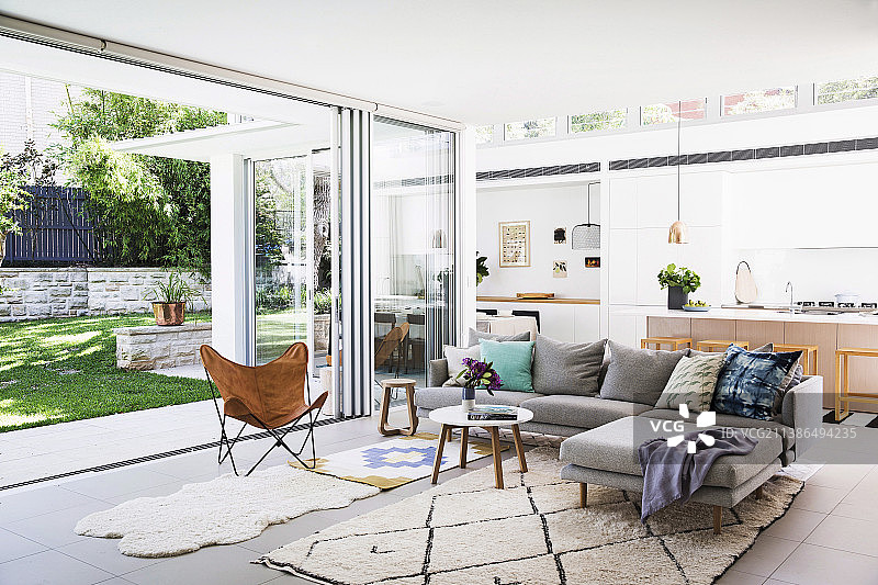 可通往花园的开放式客厅中的独立式沙发图片素材