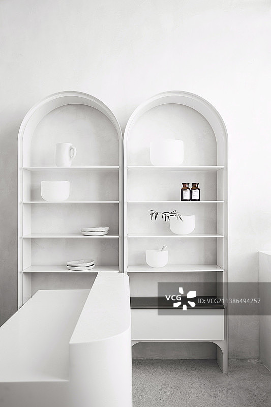 带有拱门和极简装饰的两个白色架子图片素材
