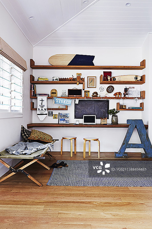 男孩休闲室内的木制架子与配件和行军床图片素材