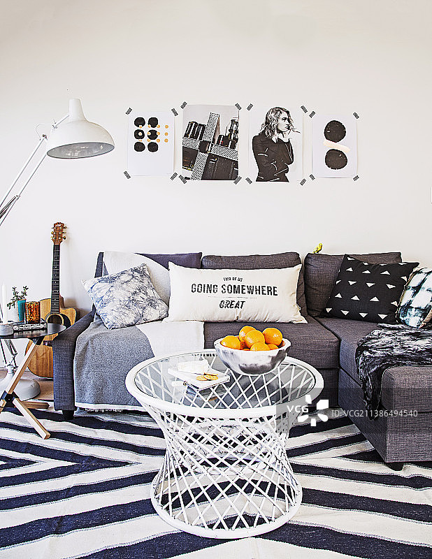 灰色沙发上方墙上的海报图片素材