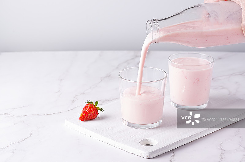 倒入自制水果开菲尔、酪乳或益生菌酸奶，留有复制空间图片素材