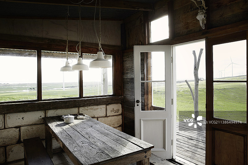 乡村小屋石灰墙边的木桌长凳图片素材