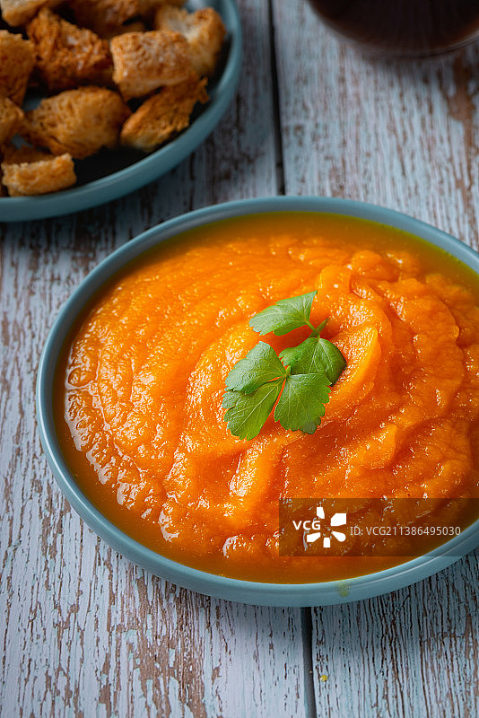 南瓜汤配奶酪面包丁和欧芹图片素材
