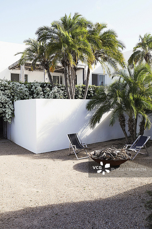 火盆和两把椅子，背景为白色墙壁图片素材