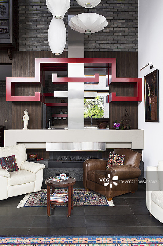 高大房间内壁炉前的皮扶手椅和边桌图片素材