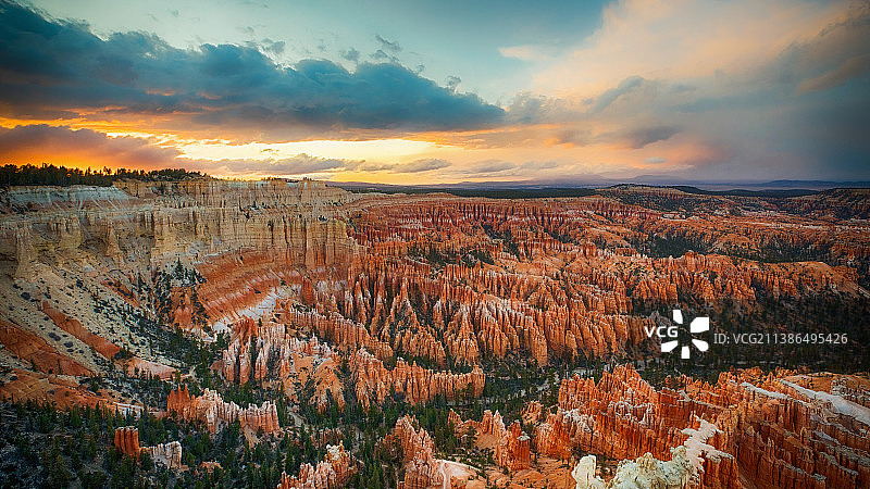 加菲尔德县日落时多云天空的景观航拍，美国犹他州图片素材