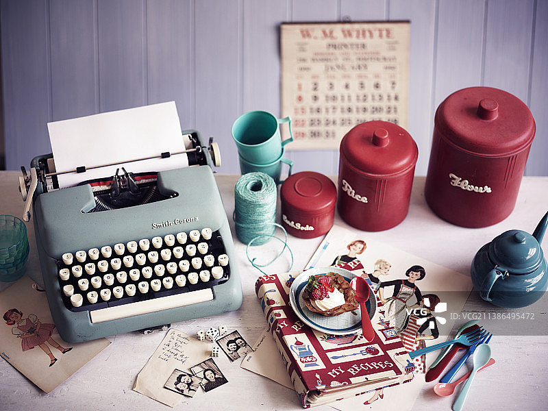 打字机、厨房用具和怀旧照片图片素材