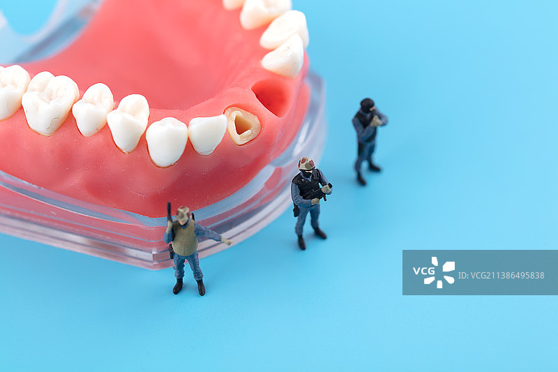 微缩创意武装人员保护牙齿图片素材