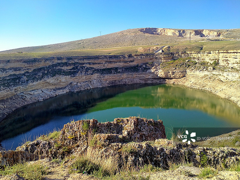 清澈的蓝天映衬下的湖景图片素材