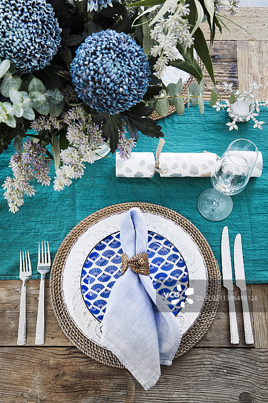 水蓝色调的餐桌，饰有鲜花和桌旗图片素材