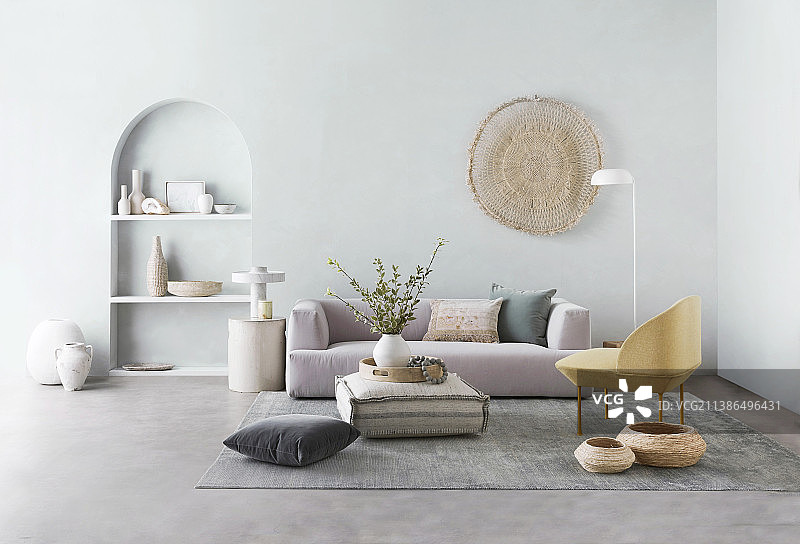 客厅以柔和的色彩装饰，沙发旁边是拱形壁龛图片素材
