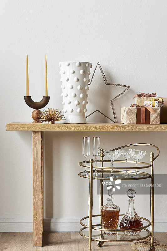 带有圣诞装饰的控制台和手推车图片素材