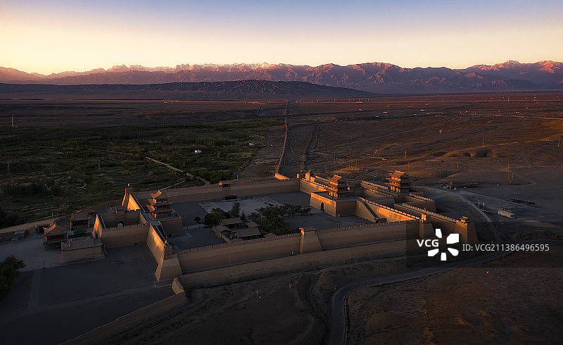 日出时的嘉峪关航拍，嘉峪关关城，被称为“天下第一雄关”图片素材