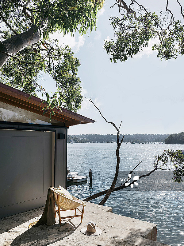 阳光明媚的海岸露台上可欣赏海景的椅子图片素材