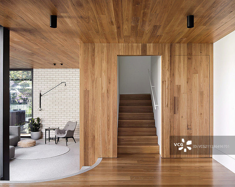 建筑师住宅中不同楼层的开放式居住空间图片素材