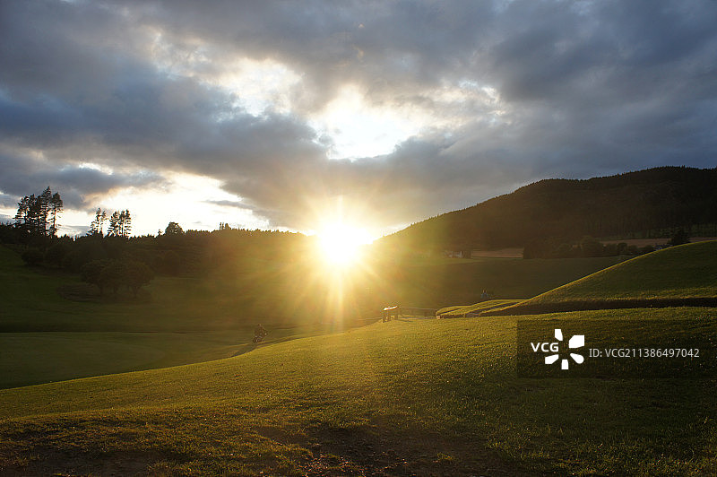 英国皮特洛赫里日落下的田野美景图片素材