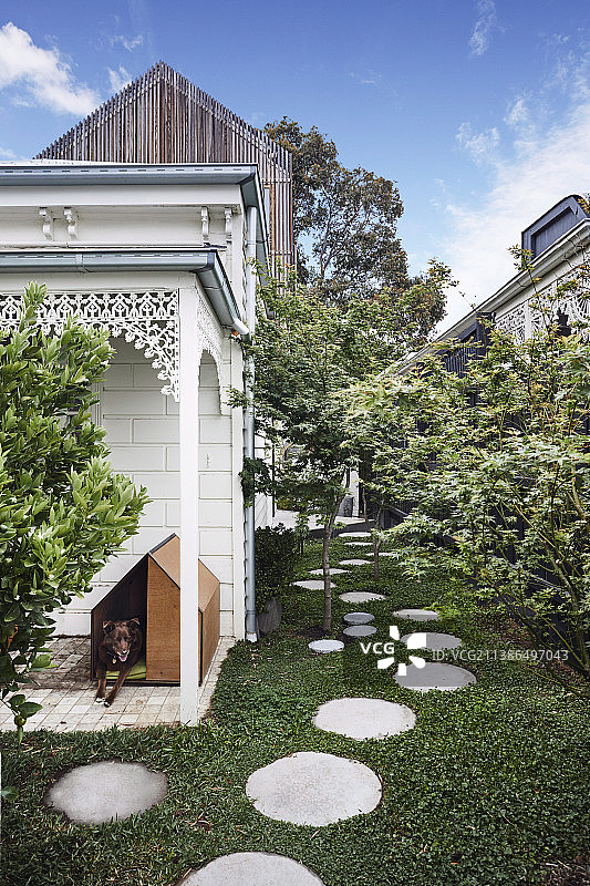 凉棚旁白色圆形石板花园小径图片素材