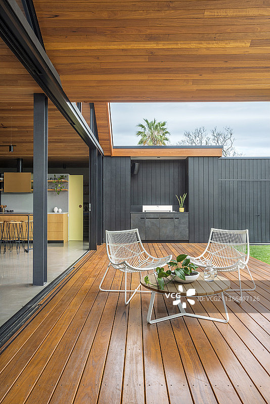 带户外厨房的宽敞木制露台图片素材