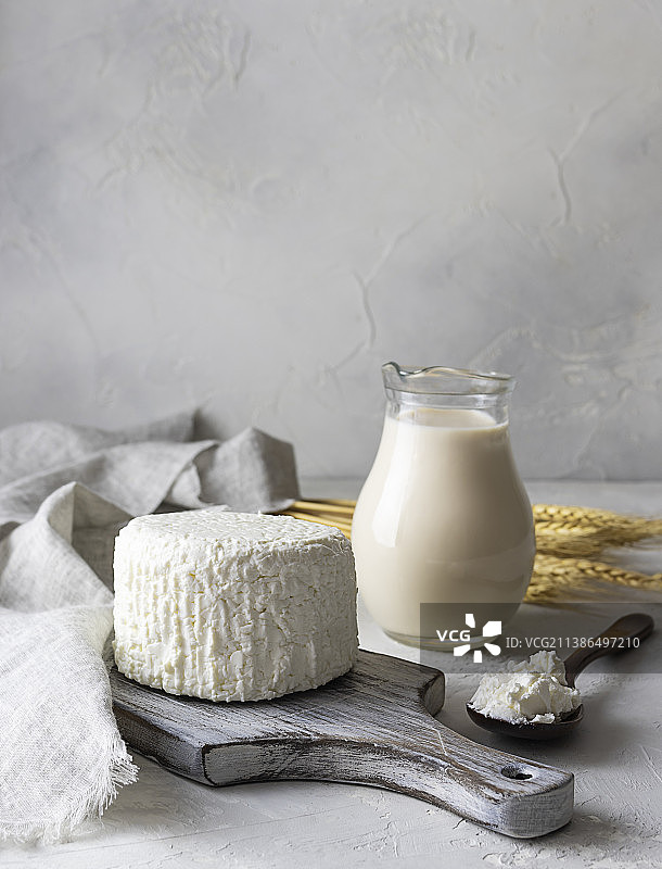 木板上的新鲜牛奶凝乳图片素材