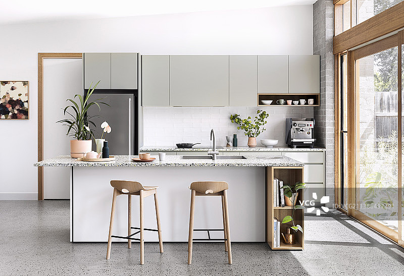 斯堪的纳维亚风格的现代开放式厨房，可通往花园图片素材