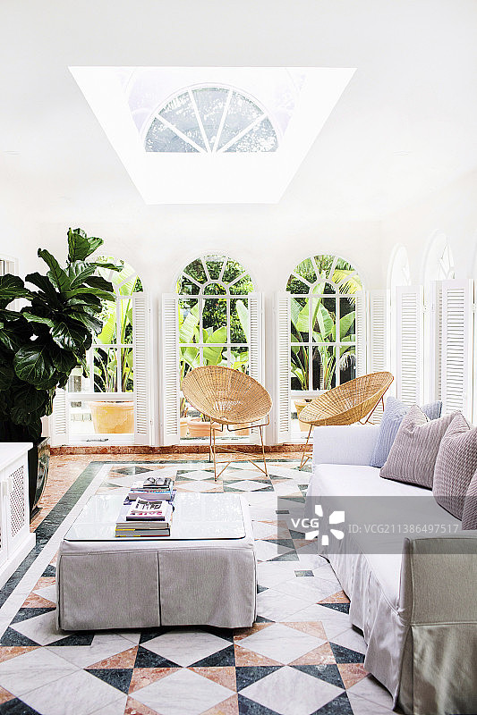 澳大利亚新南威尔士州拜伦湾的躺椅，带防滑套家具、瓷砖地板和法式门图片素材