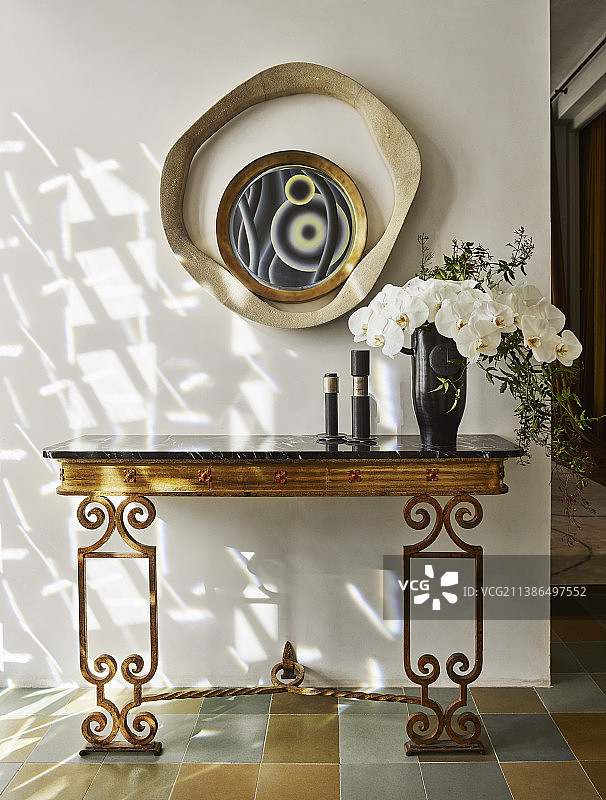 带大理石台面和兰花的古董控制台，上方有镜子图片素材