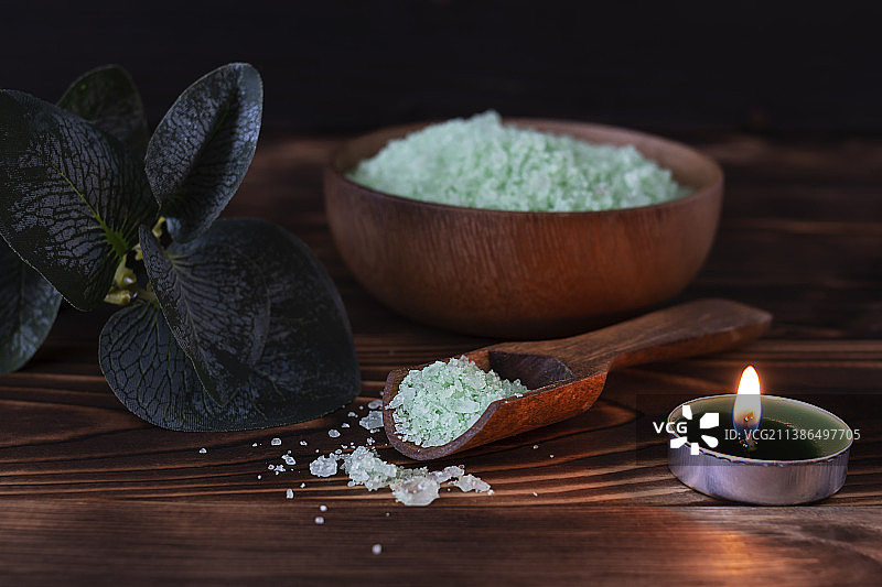 木勺中的绿色海盐浴盐图片素材