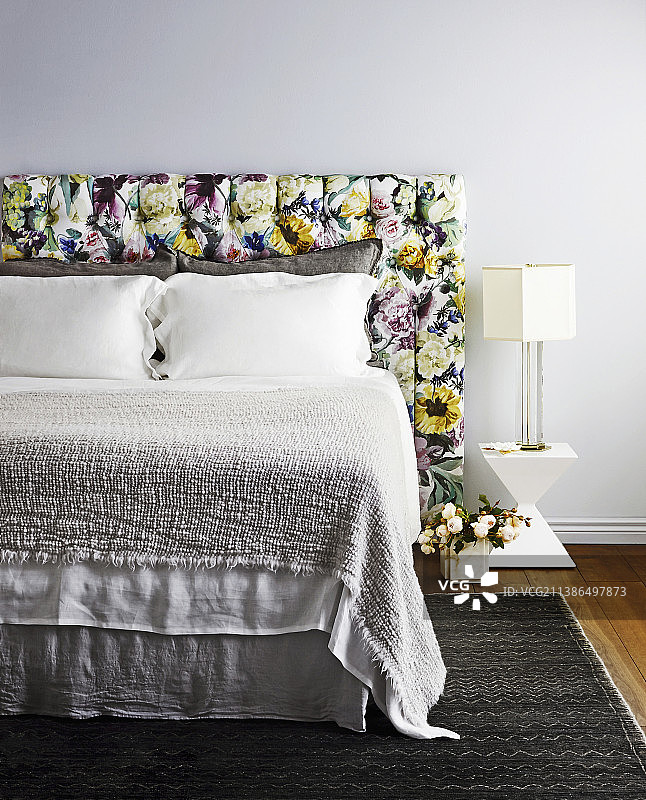 带花卉面料软包床头板的双人床图片素材