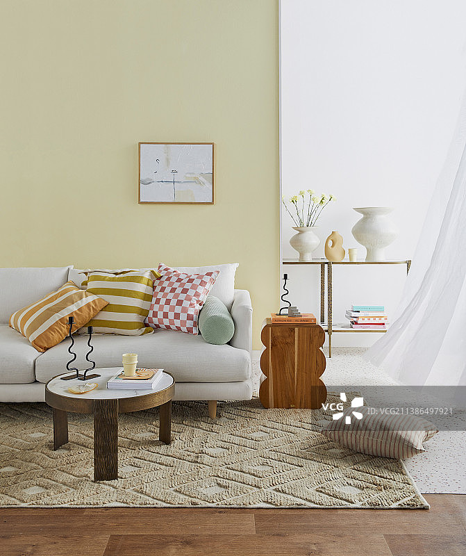 具有不同形状和图案的现代客厅图片素材