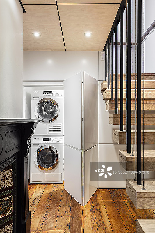 楼梯下橱柜里安装的洗衣机和烘干机图片素材
