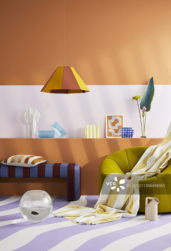 房间内餐具柜前的座位，配有紫白条纹地毯图片素材