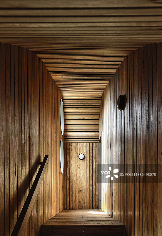 着陆在木镶板楼梯上图片素材