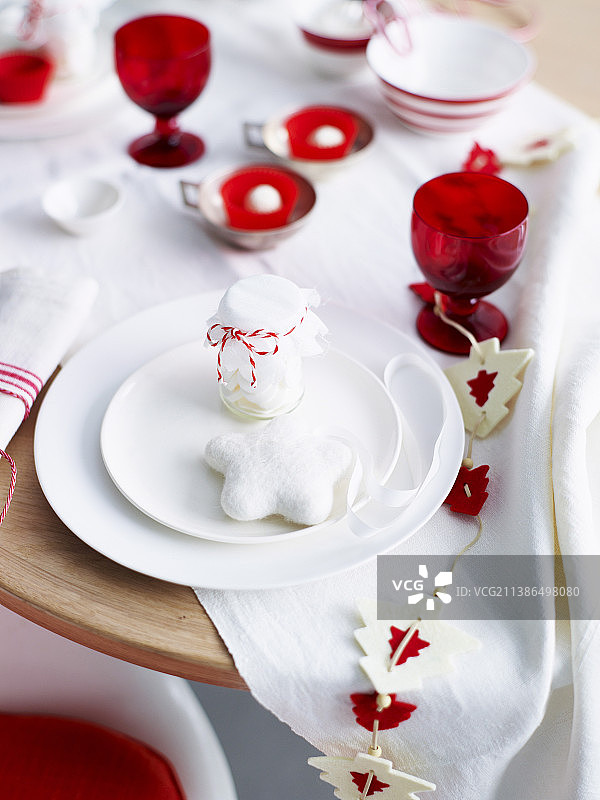 带有红色和白色桌布以及客人礼物的圣诞餐桌图片素材
