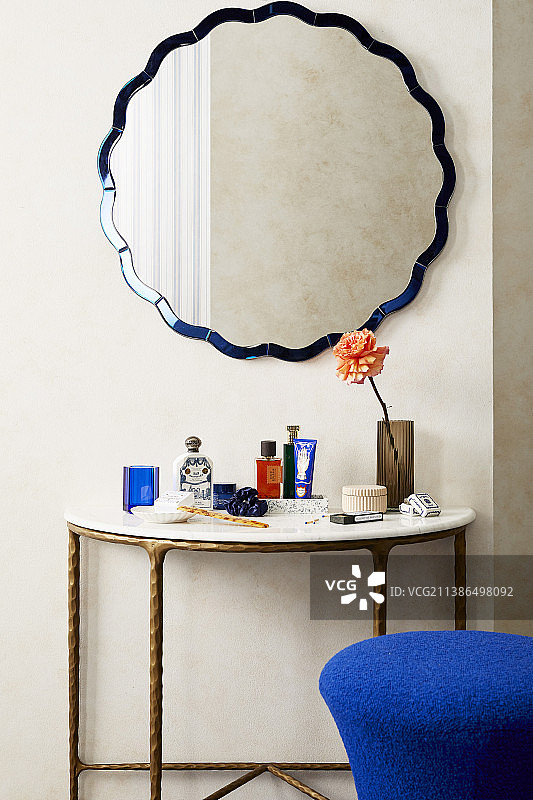 浴室的控制台桌上方镜子图片素材