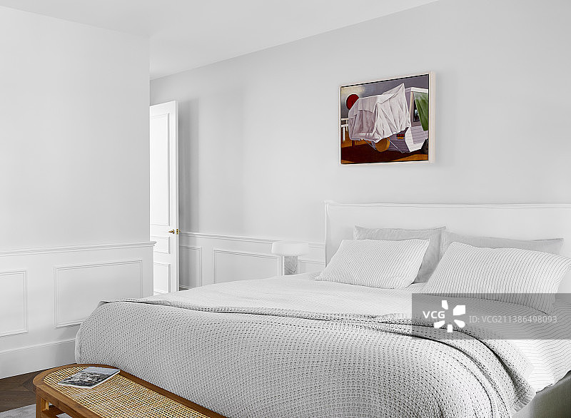 白色卧室里的双人床图片素材