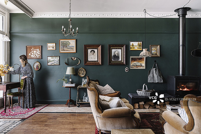 起居室：配备复古沙发、壁炉、地毯和照片墙以及吧台图片素材