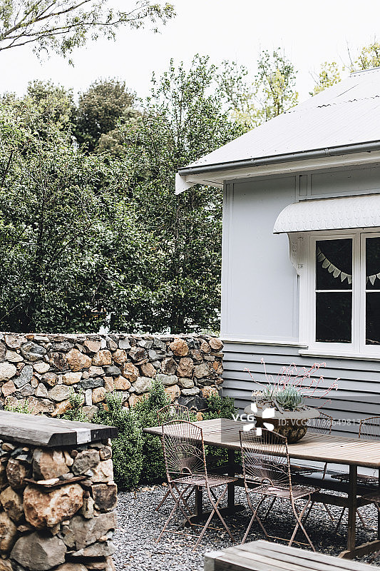 在迷人庭院中享用早餐图片素材