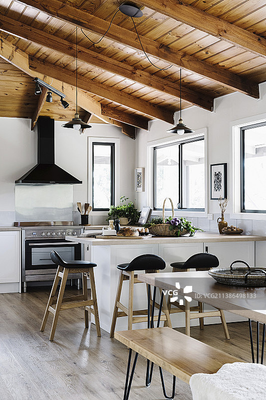 翻新后的厨房图片素材