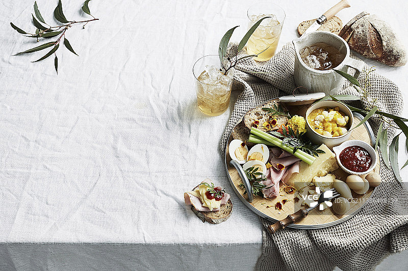 鸡蛋、面包、奶酪、洋葱、火腿、果酱图片素材