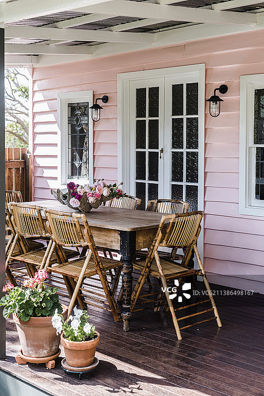 桌子和折叠椅图片素材