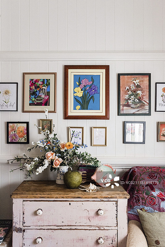 粉红色梳妆台的鲜花房图片素材