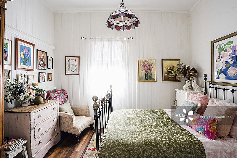 带有小狗摆件的复古床图片素材