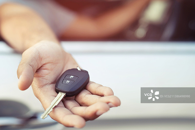 商人将车钥匙交给一位年轻女士图片素材