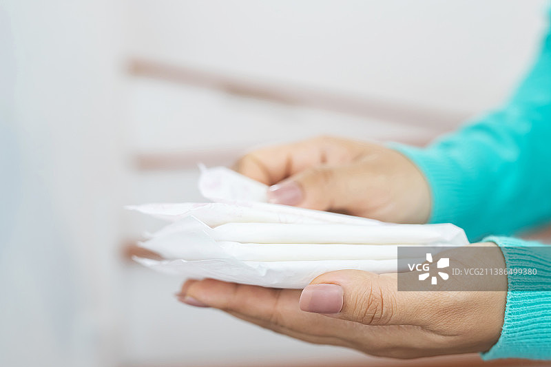 女人手持Clean Period超薄卫生巾图片素材