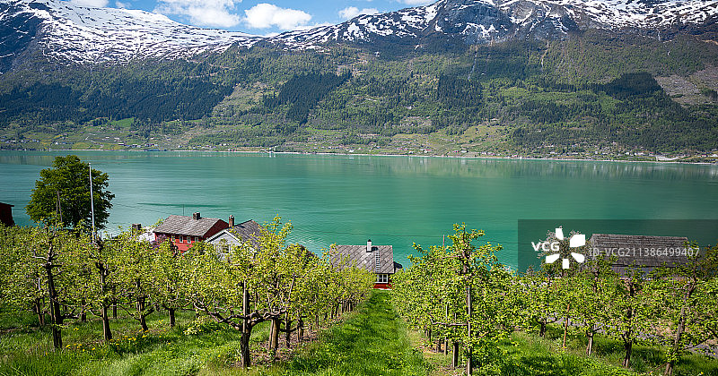 湖和山的景色映衬着天空图片素材
