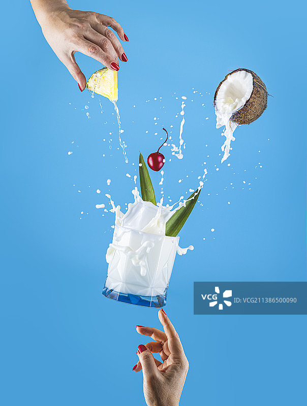 女人端着冰冻的椰林飘香图片素材