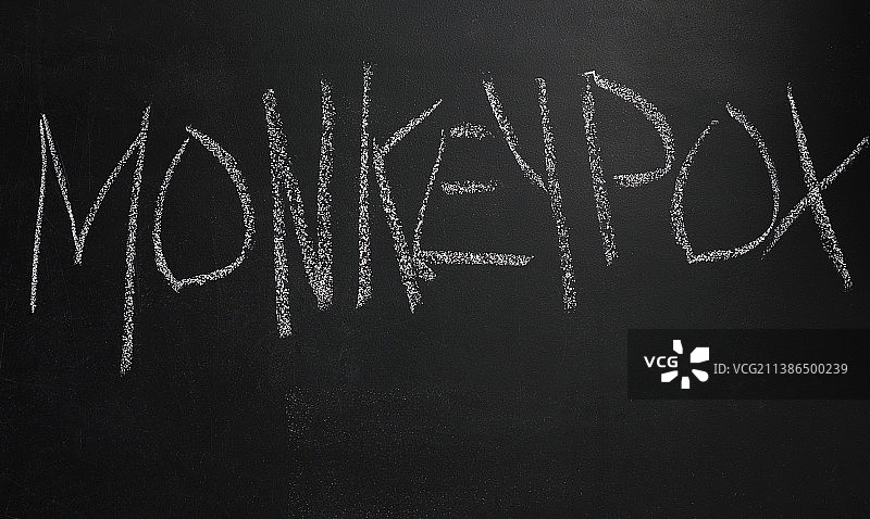 黑板上用白色粉笔书写的“猴痘”字样图片素材